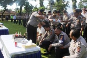 Wakapolres Kuningan saat memberikan kue kepada anggotanya yang berulang tahun.